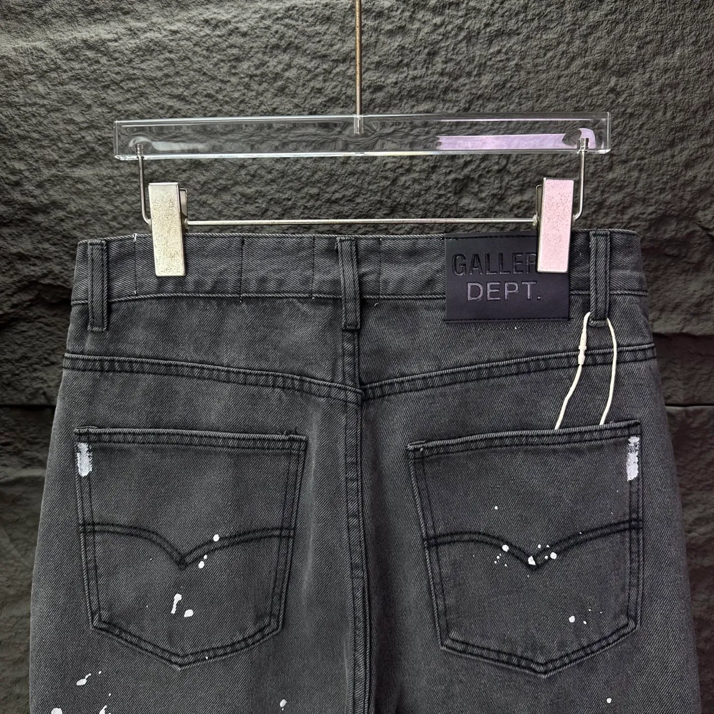 P250 GALLERY DEPT. 2025 new splash-ink hand-painted letter splicing couple style loose washed flared jeans 🔥High version🔥High version🔥 Top ceiling quality Styles with different washed textures are very friendly to people with thin legs and thick legs. The slightly flared version is very flattering. Moderate length that never goes out of style, easy to match with casually, basic styling for various styles, a must-have in the wardrobe! The fabric is stiff but also makes the upper body soft without losing texture. The washing process is even more perfect. It is a must-have item for everyone! ! ! Washed wheat, tag, pants label, three complete labels Color: washed black, washed blue Size: 28, 30, 32, 34 (four sizes)